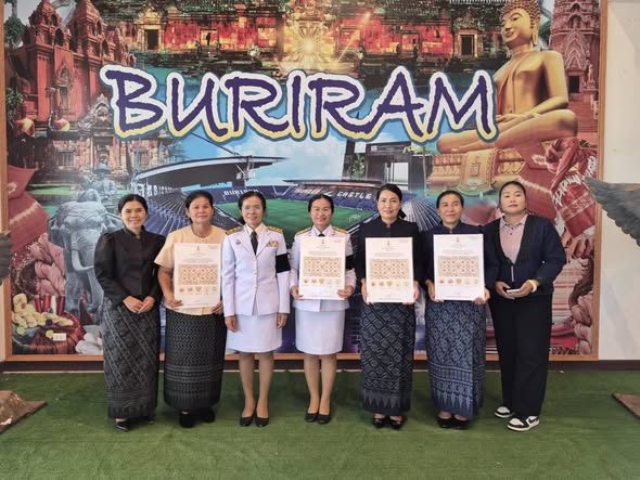 พช.โนนสุวรรณ "ร่วมพิธีมอบลายผ้าพระราชทาน “ลายขอ-สมเด็จเจ้าฟ้าฯ” “ลายบุปผาบรมราชินีนาถ”